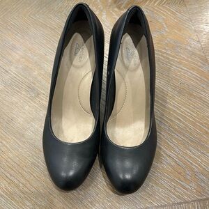 Clarks Ultimate Comfort Collection black leather Pumps